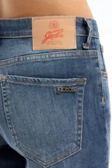 Jean skinny de tiro medio confeccionado en denim elastizado color azul medio. Cuenta con avíos marcarios Ginebra en níquel y badana de la marca.