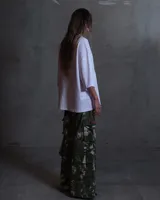 Pantalón cargo tipo militar, confeccionado en gabardina con estampado en tonos verde y blanco.