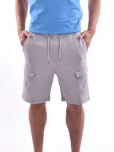 Bermuda cargo color gris con bolsillos laterales y cintura elastizada con cordón ajustable.