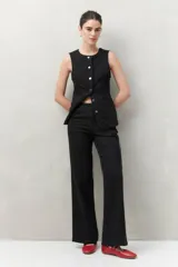 Pantalón de jean negro de corte recto y tiro medio.