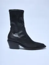 Bota de cuero negra con caña elastizada, punta cuadrada y taco geométrico.