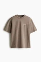 Remera color marrón con efecto lavado, cuello redondo y manga corta. Estampa pequeña con la inscripción 'NYC' en color blanco.