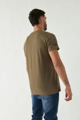 Remera verde militar de manga corta con cuello redondo y estampado con el logo de la marca en el pecho.