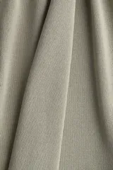 Musculosa de punto fino color gris claro, entallada, con escote en U en la parte delantera y trasera.