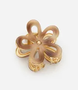 Pinza para el pelo color marrón con forma de flor y detalles dorados.