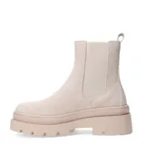Bota tipo chelsea color negro con suela gruesa y diseño cómodo, de la marca MissCarol.