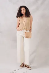 Chaleco de algodón color camel, de calce al cuerpo, con botones en la parte frontal y diseño de canalé.