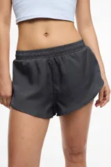 Short deportivo gris oscuro con cintura elástica y calza interna con bolsillo.