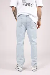 Pantalón de jean celeste de corte recto.