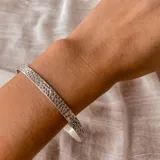 Pulsera de plata texturada, con diseño liso y acabado brillante.