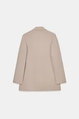 Blazer negro de manga larga con cuello solapa y cierre frontal de un solo botón. Presenta bolsillos delanteros con solapas.