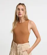 Body color marrón claro, sin mangas, con cuello halter y superficie acanalada.