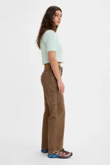 Pantalón marrón de tiro medio, corte recto y estilo utilitario.