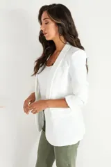 Blazer blanco con solapas, mangas 3/4 fruncidas y bolsillos delanteros.