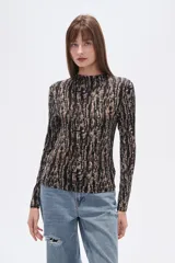 Remera negra de manga larga con cuello alto, confeccionada en viscosa y elastano, de corte ajustado.