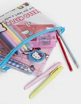 Set de librería con diseño de Hello Kitty, incluye: cartuchera retro, cuaderno A5 estampado, regla, goma de borrar, 6 lapiceras retráctiles, 2 lápices con goma.