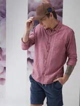 Camisa azul marino de lino y algodón, de manga larga con cuello clásico y bolsillo en el pecho.