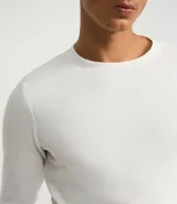 Remera de algodón color blanco, corte slim, cuello redondo y manga larga.