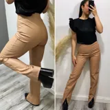 Pantalón wide leg color beige con abertura en los costados y cintura alta.