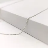 Cadena fina de plata 925 con eslabones retorcidos formando un cordón.
