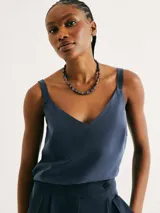 Blusa azul con escote en V y tirantes anchos.