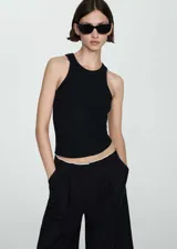 Musculosa negra de canalé con cuello redondo y corte ajustado.