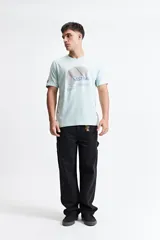 Remera celeste de manga corta con estampado en el frente.