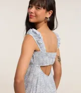 Vestido midi con estampado floral celeste y blanco, breteles anchos con volados, escote cuadrado y corte recto.