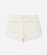 Short pollera de sarga color beige, con parte delantera cruzada, bolsillo con solapa delantero, bolsillos traseros y cintura con ajuste elástico interior.