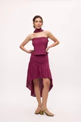 Falda midi color borgoña con tablas hechas con cortes diagonales y frunces.