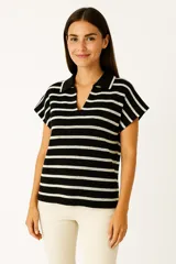 Remera de manga corta de algodón a rayas horizontales blancas y negras, corte al cuerpo y cuello en V.
