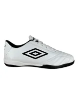Championes de fútbol sala Umbro Classic II IC, color blanco con detalles en negro y logo de la marca en el lateral. Capellada de cuero sintético y suela de goma.