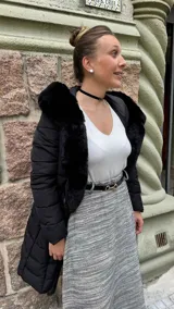 Pollera larga de tejido con estampado en blanco y negro, cómoda y de corte suelto.