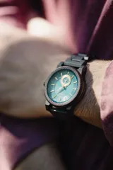 Reloj Chenaut Saphir d’Ébène con movimiento de cuarzo, caja y malla de madera de ébano, esfera azul zafiro con detalles dorados, cristal Hardlex resistente a los arañazos y cierre oculto con botón.