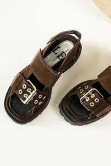 Sandalias de cuero color verde oliva con suela track y hebillas plateadas.