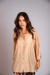 Camisa celeste de corte clásico, con botones frontales y bordados florales en las mangas.