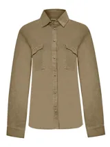 Camisa de manga larga color marrón claro, confeccionada en cotelé de algodón orgánico. Tiene cuello camisero, calce holgado, cierre frontal con botones a presión y dos bolsillos con solapa en el pecho.