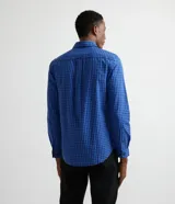 Camisa de hombre de corte slim fit, con cuello abotonado y estampado de cuadros azules.