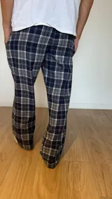 Pantalón de pijama de franela con diseño escocés, elástico en la cintura y dos bolsillos.
