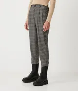 Pantalón de corte carrot con cintura alta, trabillas, pliegues y estampado de cuadros.