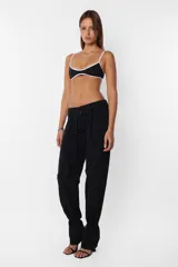 Pantalón de vestir gris, de corte recto y tiro medio. Presenta detalle de falsa cintura con presillas y cinto tira incluido.