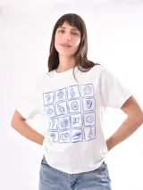 Remera rosa con estampado de labios rojos y texto con tipografía retro.