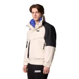 Campera Columbia Powderkeg II color marrón con interior rojo. Cuenta con tecnología Omni-Tech™ impermeable y transpirable, sistema de intercambio con cremallera, forro reversible con aislamiento sintético, cierre frontal con solapa, cremallera frontal de doble sentido, bolsillos interiores y exteriores con cremallera, y puños ajustables.