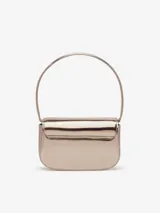 Bolso bandolera Diesel modelo 1DR, color violeta metalizado, con asa corta rígida y correa larga extraíble. Presenta solapa con cierre magnético y logo ovalado "D" en relieve.