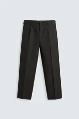 Pantalón de vestir negro de corte recto, con cintura elástica, pliegues frontales, bolsillos laterales y traseros.