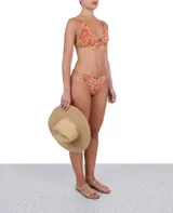 Top de bikini con estampado floral en tonos naranja, amarillo y marrón, con corte triangular y tirantes regulables.