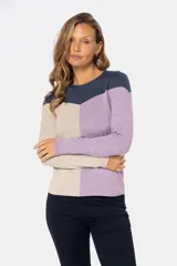 Sweater de punto con diseño de bloques de color en azul marino, lila y beige. De corte ajustado y manga larga.