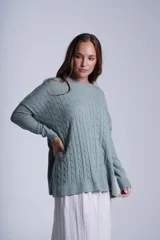 Sweater color verde agua con diseño de ochos en tejido de punto bremer.