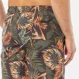 Short de baño negro con estampado de hojas tropicales en tonos naranja, verde y marrón. Cuenta con cintura elástica y cordón ajustable.