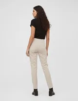 Pantalón negro de gabardina elastizada, marca Ruby Rd, de corte recto. Delantera con bolsillos simulados y trasera con bolsillos aplicados.